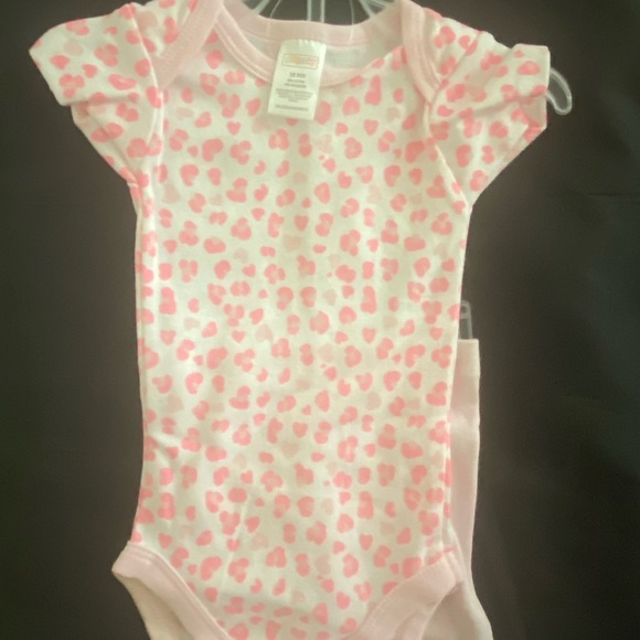 Your leopard loving cutie will love our Pink Leopard ONESIE & PANTS & HAT Set. - Picture 5 of 5